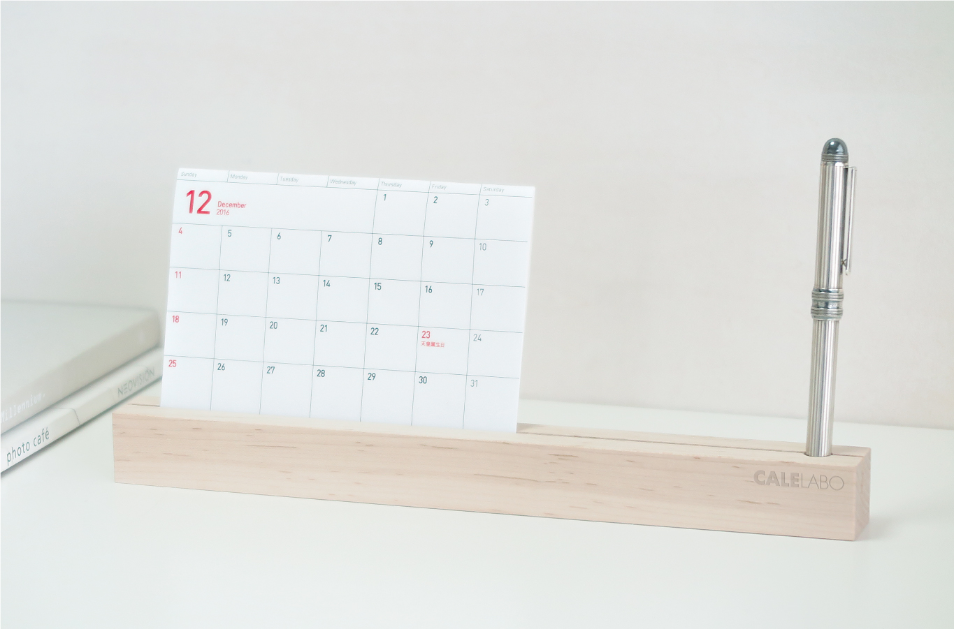 木製スタンド卓上カレンダーの明るい色