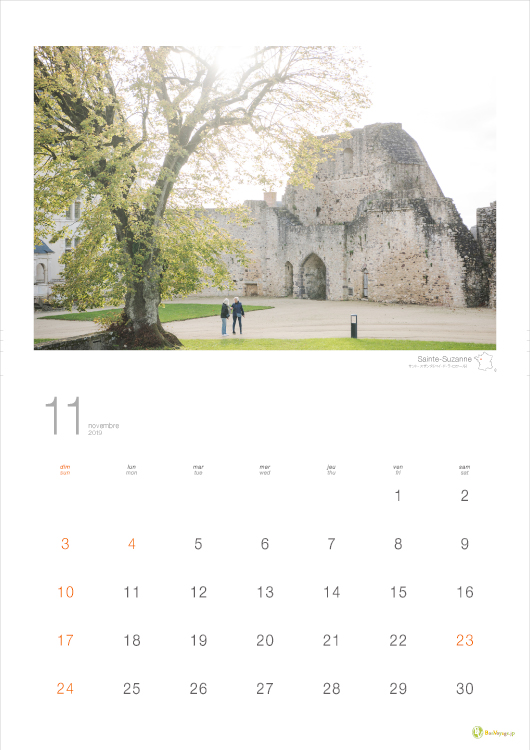 『行ってみたいフランスの村』カレンダーの11月の写真はSainte-Suzanne／サント・シュザンヌ