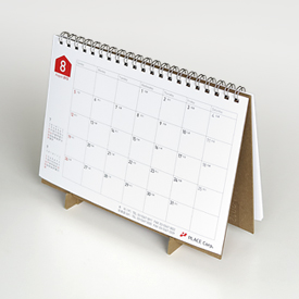 ノート型卓上カレンダーのスタンドにセットしている写真