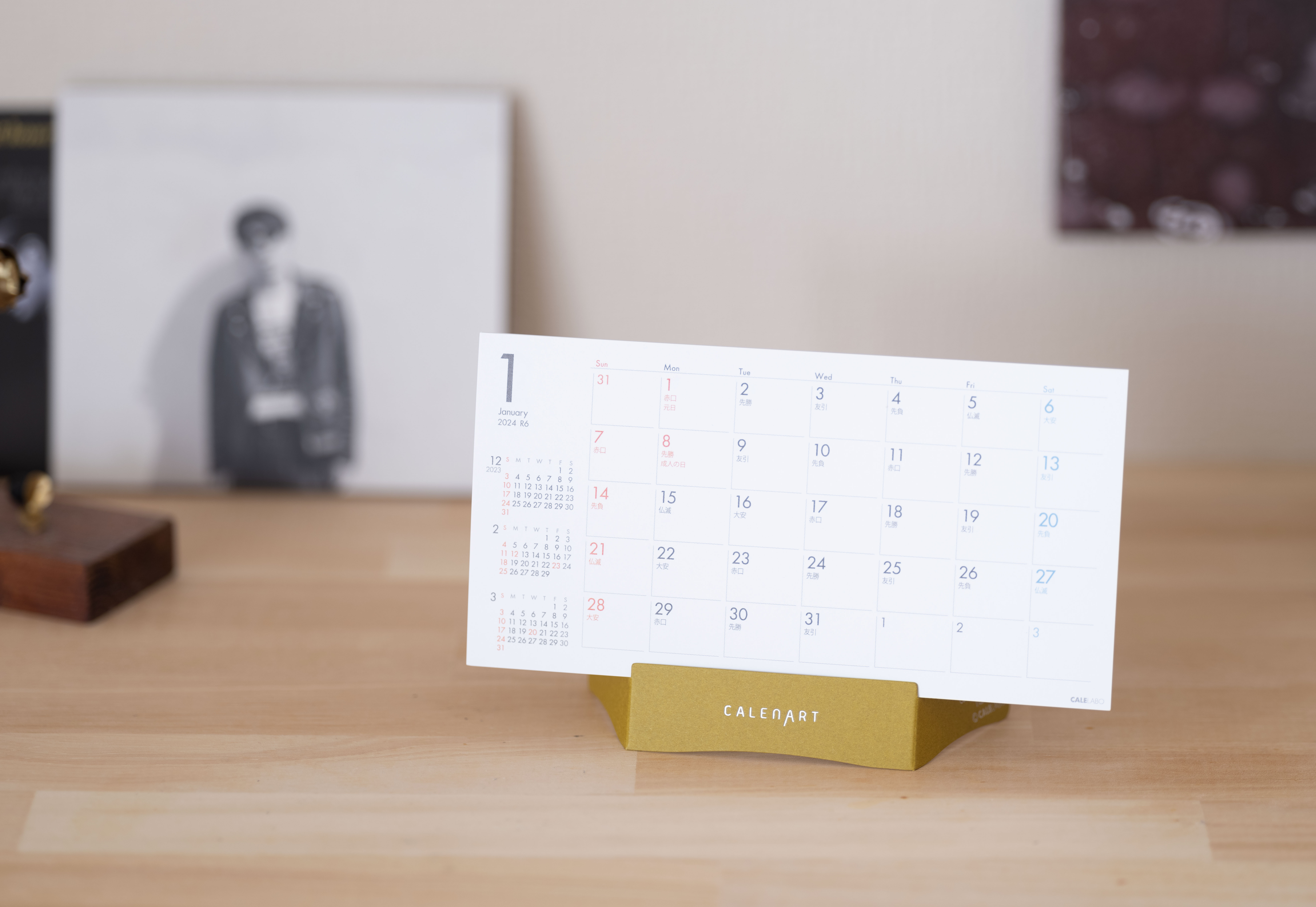 おしゃれで軽やかな紙製エコ卓上カレンダーの使用イメージ